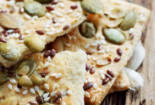 Craquer pour nos crackers aux graines de courge : snacking ou apéritif !